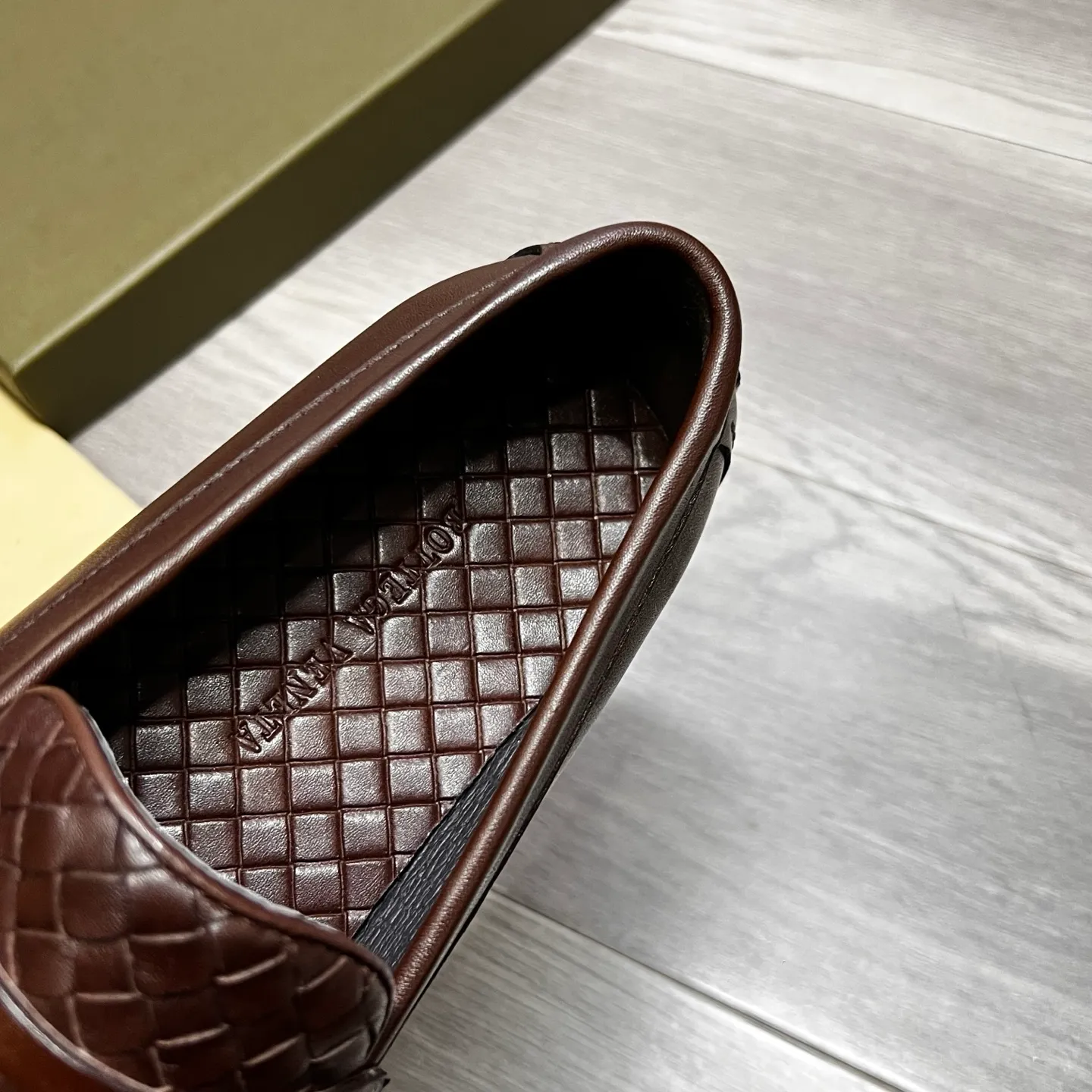 Factory price 480 BV〰️Purely handmade classic men's beanie shoes👉👉driving shoes, slip-on shoes, woven with cowhide imported from Italy, 💕water-dyed cowhide lining, 🔊original outsole, waterproof platform design, comfortable on the feet. A good choice for traveling and driving, two colors available, code number: 38-44, (45 can be customized)
